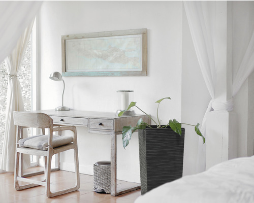 Heller Raum mit Schreibtisch, Stuhl, Lampe und Zimmerpflanze