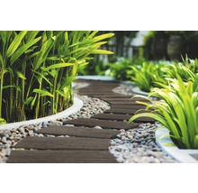 Gartenweg aus Holzplatten mit Kies und Pflanzen