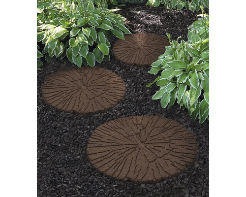 Gartenweg mit runden Trittplatten aus Stein in Baumstammscheibenoptik