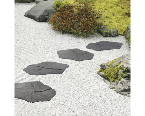 Gartenlandschaft mit Trittsteinen auf Kiesweg