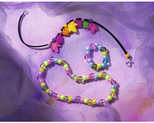 Set aus Halskette, Armband und Ring mit bunten Perlen und Anhängern
