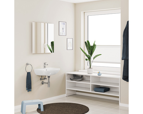 Badezimmer mit Waschbecken, Spiegelschrank, Fensterregal, Trittschemel und runder Matte