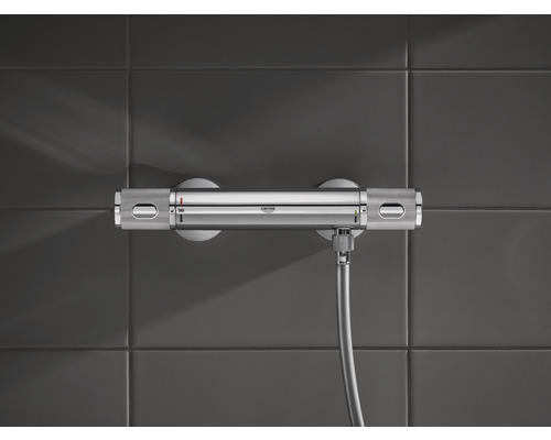 Aufputz-Thermostatarmatur von Grohe für die Dusche an grauer Wand