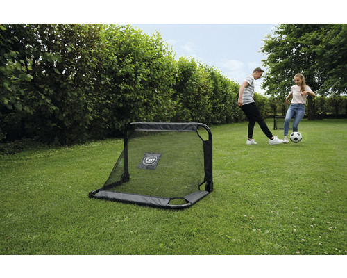 Fußballtor mit zwei Jugendlichen auf Rasen