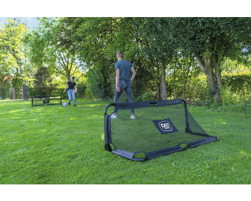 Fußballszenen im Freien mit EXIT Toys Fußballtoren und spielenden Personen