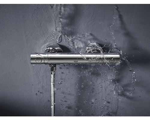 Aufputz-Thermostat-Brausearmatur mit Wasserstrahl im Badezimmer