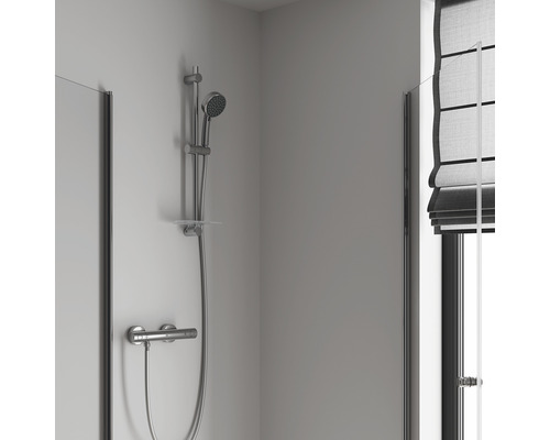 Duschkabine mit Handbrause und Fenster mit Rollo