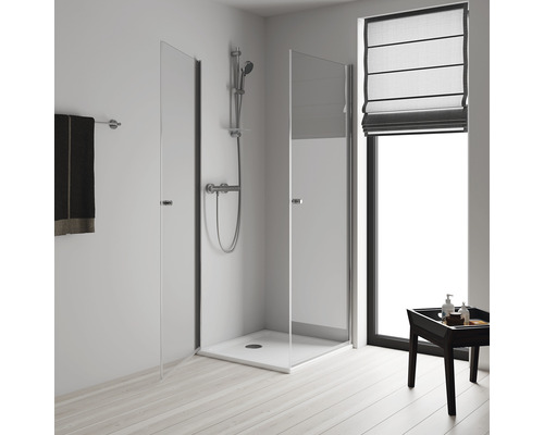 Begehbare Dusche mit Duschkopf und Thermostat in einem hellen Badezimmer