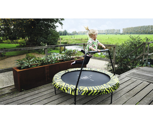 Mädchen springt auf einem EXIT Toys Trampolin mit Haltegriff im Garten