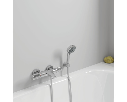 Wannenarmatur mit Handbrause im Badezimmer