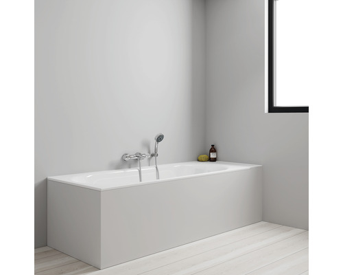 Badezimmer mit Badewanne, Armatur und Pflegeprodukten