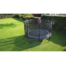 Rundes Gartentrampolin mit Sicherheitsnetz im Garten