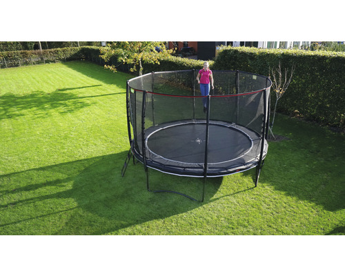 Rundes Gartentrampolin mit Sicherheitsnetz im Garten