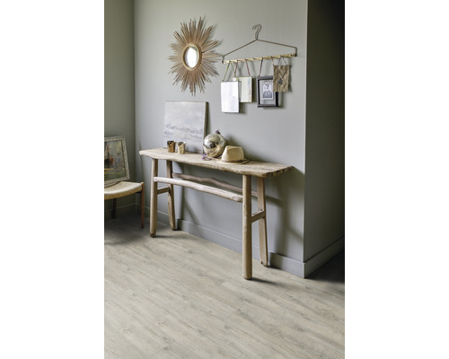 Wohnraum mit Holzboden, Konsole und Spiegel