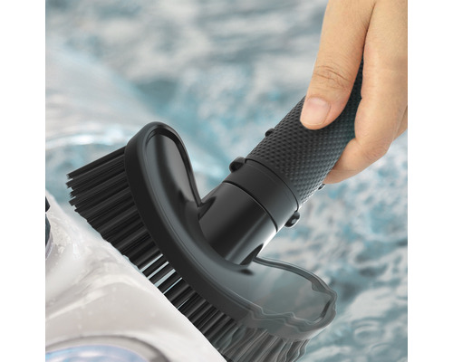 Reinigung mit Bürste für die Autopflege