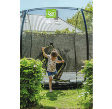 Ein Mädchen betritt ein Gartentrampolin mit Sicherheitsnetz von Exit Toys.