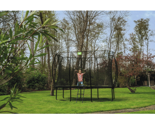 Kind auf Gartentrampolin mit Sicherheitsnetz und Leiter im Garten.