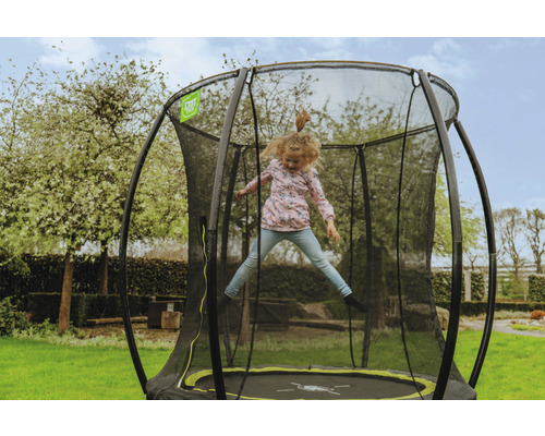 Mädchen springt auf einem Gartentrampolin mit Sicherheitsnetz