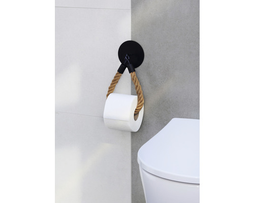 Toilettenpapierhalter aus Seil im Badezimmer neben einer Toilette