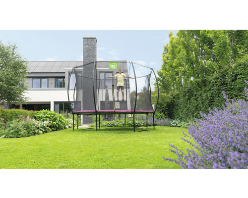 Rechteckiges Gartentrampolin mit Sicherheitsnetz und springendem Kind im Garten.