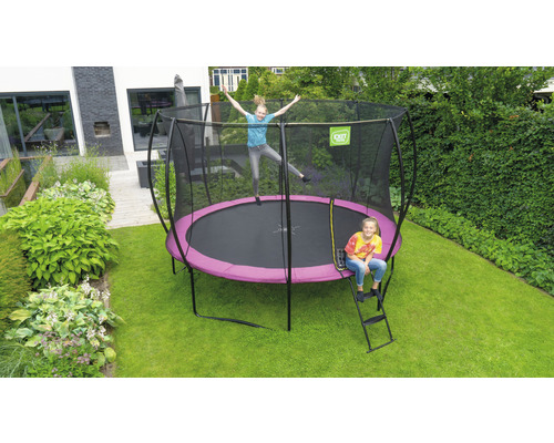 Rundes Gartentrampolin mit Sicherheitsnetz und Leiter im Garten mit zwei Kindern