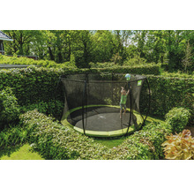 Gartenszene mit Kind auf einem runden Gartentrampolin mit Sicherheitsnetz.