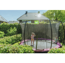 Kinderspielplatz mit zwei Kindern auf einem Trampolin mit Sicherheitsnetz im Garten