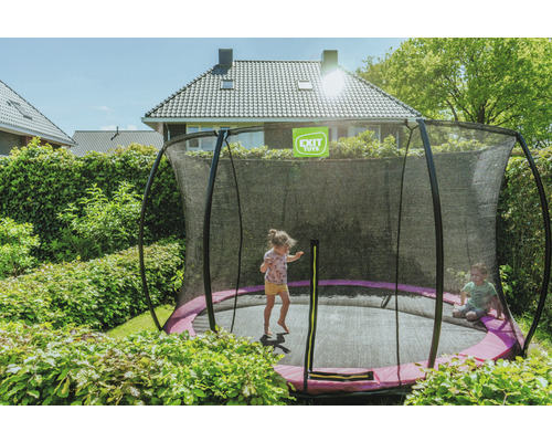 Trampolin mit Sicherheitsnetz im Garten mit spielenden Kindern