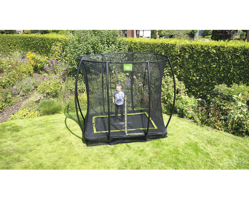 Rechteckiges Gartentrampolin mit Sicherheitsnetz und Kind beim Springen