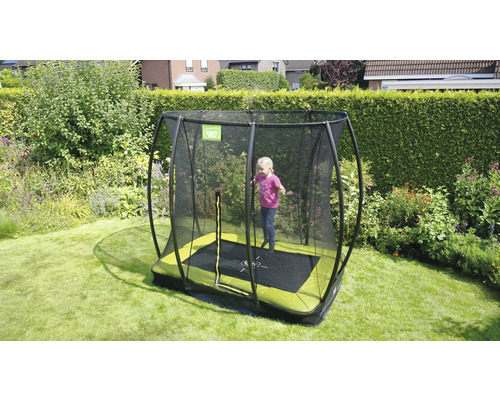 Kind auf einem rechteckigen Gartentrampolin mit Sicherheitsnetz