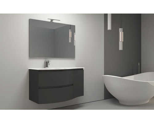 Modernes Badezimmer mit Waschtisch, Spiegel und freistehender Badewanne