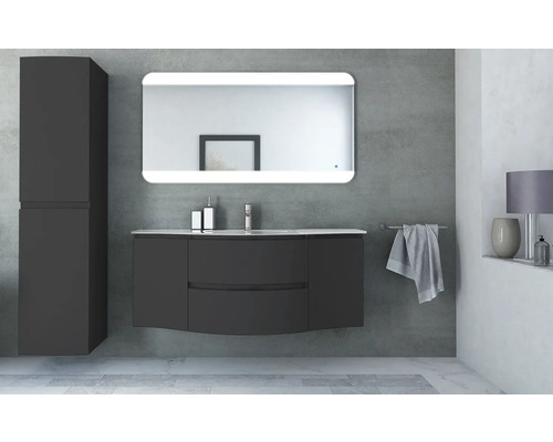 Badezimmer mit Waschtischunterschrank, Spiegelschrank und Hochschrank für ein organisiertes und helles Ambiente