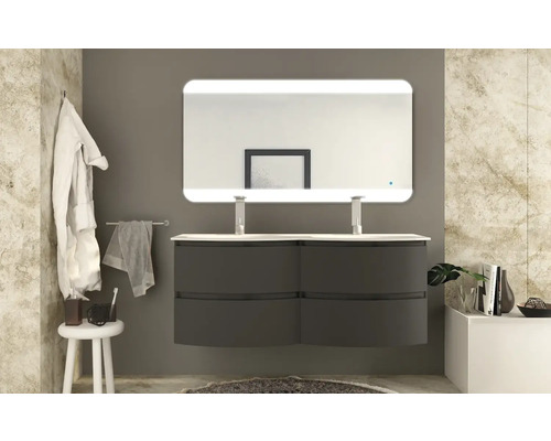 Modernes Badezimmer mit Doppelwaschtisch, Unterschrank und beleuchtetem Spiegel