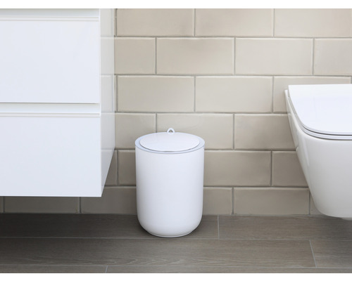 Szene eines Badezimmers mit einem weißen Kosmetikeimer mit Deckel