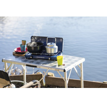 Campingtisch mit Gaskocher, Topf und Kessel am See