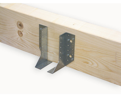 Zwei Trägerverbinder aus Metall an einem Holzbalken befestigt