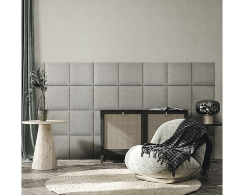 Wandkissen Salva hellgrau Gewebte-Optik 30 x 30 cm Wohnzimmer mit grauer Wandverkleidung aus Stoffpaneelen, Sessel, Kommode und Beistelltisch