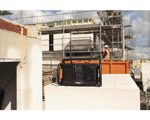 Baustellenradio der Marke Perfectpro vor Baustellenkulisse