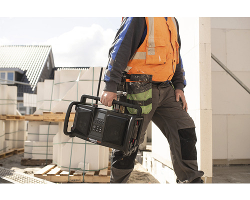 Bauarbeiter trägt ein Baustellenradio der Marke Perfectpro.