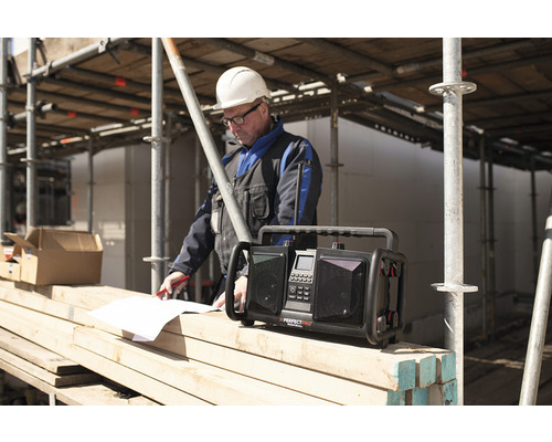 Baustellenradio mit Bauarbeiter auf einer Baustelle
