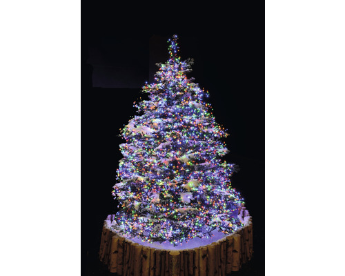 Geschmückter Weihnachtsbaum mit mehrfarbigen Lichtern und Baumstammständer