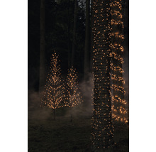 Dekorative Bäume und Baumstämme mit Lichterketten im Garten