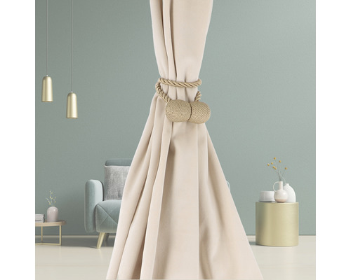 Dekorativer Vorhang mit passendem Raffhalter im Wohnzimmer.