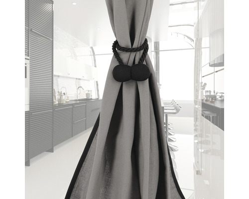 Gardine mit dekorativem Raffhalter in einem modernen Raum