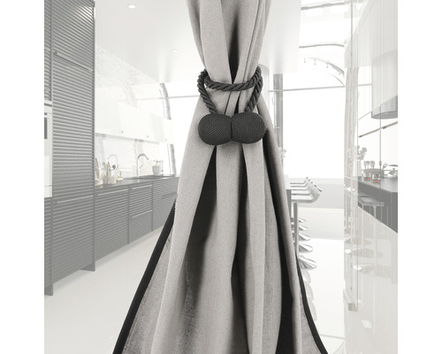 Vorhang mit dekorativem Vorhanghalter im Wohnraum