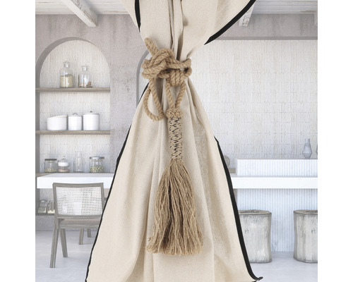 Dekorativer Vorhang mit Kordelhalterung aus Seil im Wohnraum