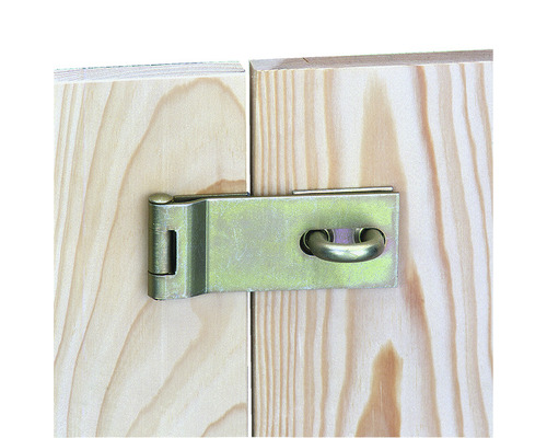 Metallriegel an Holztüren