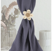 Dekorativer Gardinenhalter in Blumenform aus Jute an einer Gardine