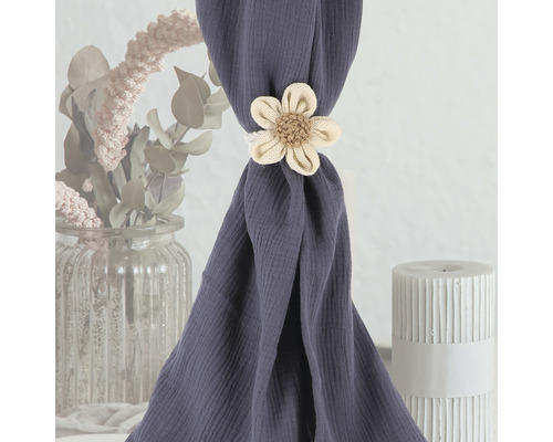 Dekorativer Gardinenhalter in Blumenform aus Jute an einer Gardine