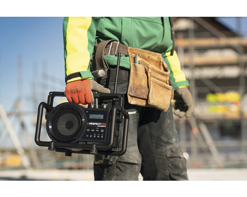 Handwerker hält ein Baustellenradio der Marke Perfectpro.